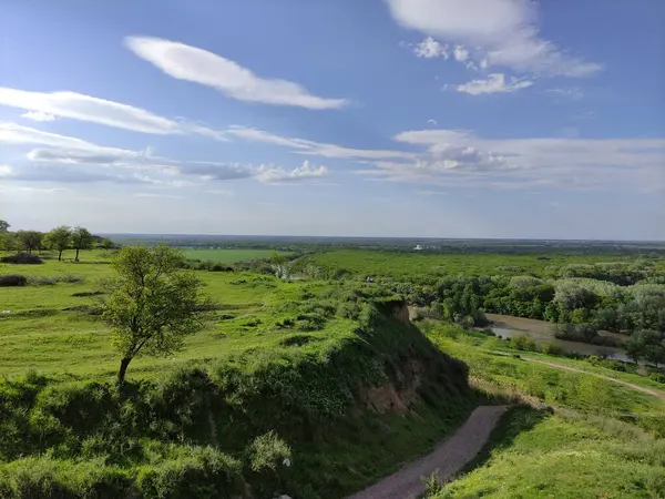 Красивая Летняя Долина Лесом Рекой Голубым Небом Облаками — стоковое фото