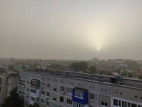 Zandstorm Een Stad Zand Verduisterde Zon — Stockfoto