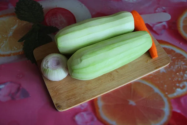 Zucchini Morötter Och Lök Skärbrädan — Stockfoto