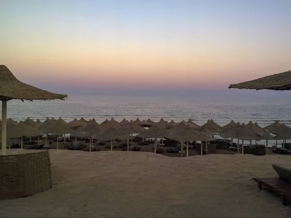 Pláž Deštníky Pozadí Západu Slunce Egyptě — Stock fotografie