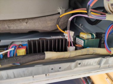 Çamaşır makinesindeki elektronik tahta.