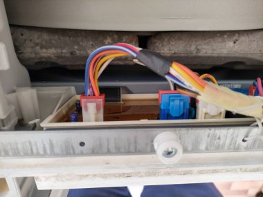 Çamaşır makinesindeki elektronik tahta.