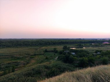 Akşam manzarası, orman, şehir, vadi, bitki tüpleri ve gün batımı.