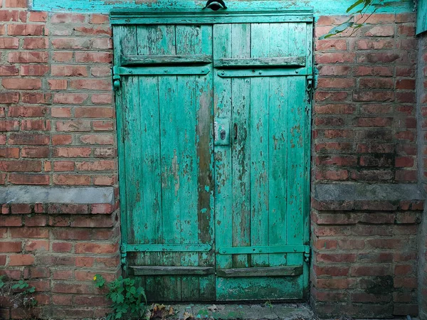 Vecchia Porta Legno Verde Nel Muro Mattoni — Foto Stock