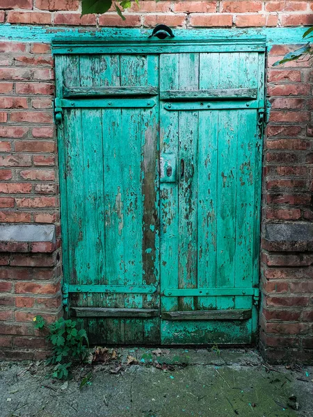 Старая Зеленая Деревянная Дверь Кирпичной Стене Вертикальное Фото — стоковое фото