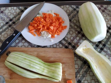 Doğranmış sebzeler, kabak, havuç, soğan.