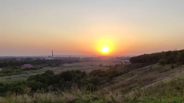 Naplemente Város Felett Kilátás Egy Dombról — Stock Fotó