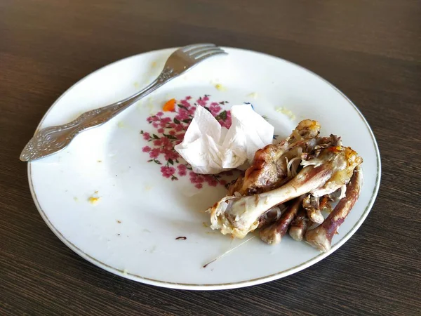 Hühnerknochen Auf Einem Schmutzigen Teller Nach Dem Essen — Stockfoto