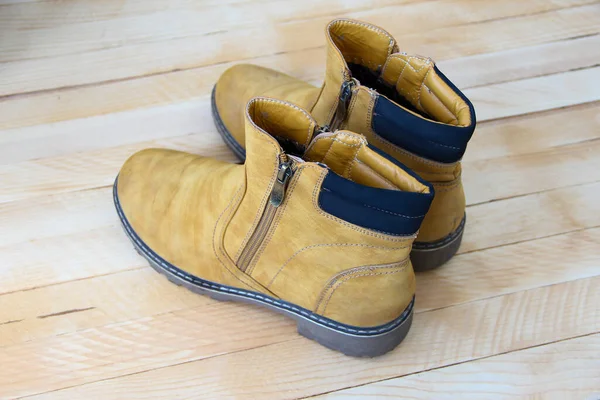 Shabby Sapatos Amarelos Fundo Madeira — Fotografia de Stock