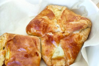 Peynirli poğaça çörekleri ve khachapuri.