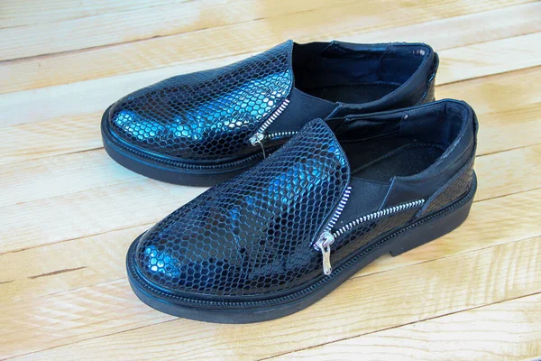 Shabby Faux Sepatu Kulit Ular Wanita Latar Belakang Kayu — Stok Foto