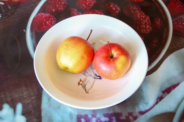 Tabakta iki olgun elma