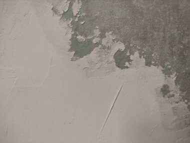 Duvara yapıştırılmış eski bir alçı.