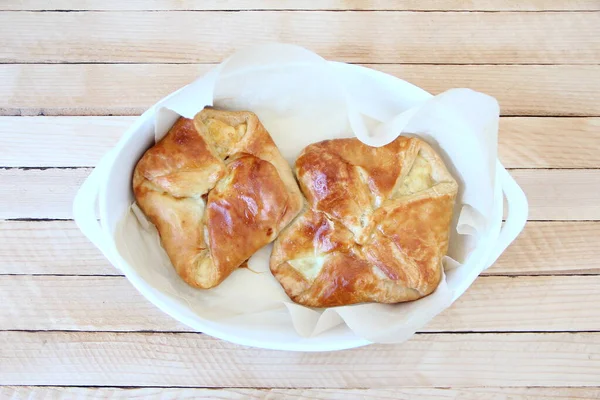 Bollos Hojaldre Con Queso Una Bandeja Sobre Fondo Madera — Foto de Stock