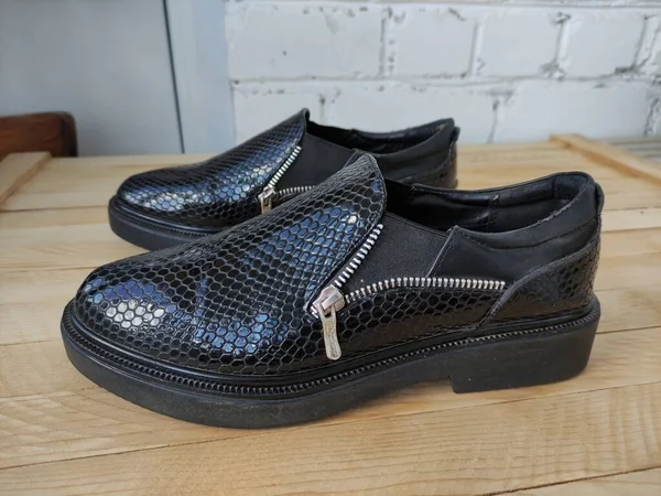 Zapatos Mujer Piel Serpiente Sintética Shabby Fondo Madera —  Fotos de Stock