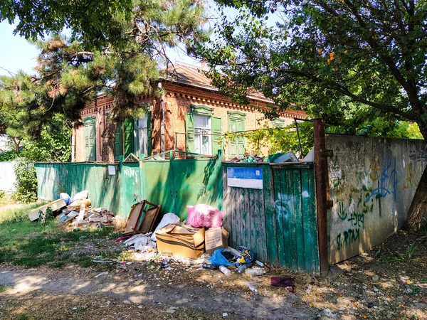 Övergivet Hus Nedskräpat Med Skräp — Stockfoto