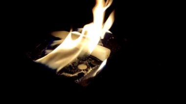 Parafin mumu karanlıkta yanar ve erir.