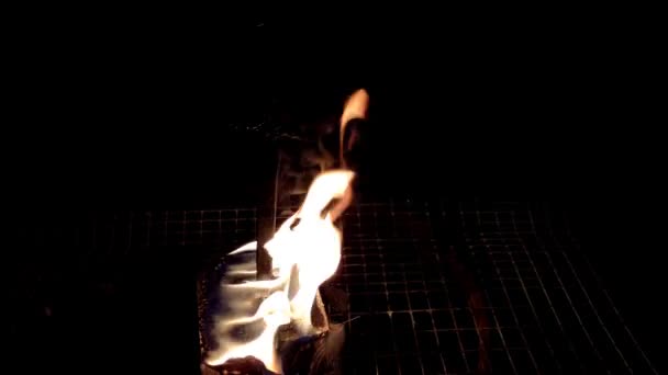 A cruz de ferro está a arder na fogueira — Vídeo de Stock