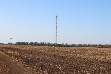 Alanın arka planındaki telekomünikasyon kulesi