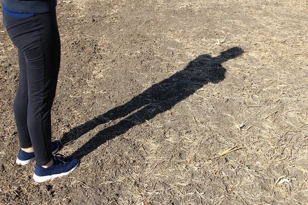 Frauenbeine Und Schatten Auf Dem Acker — Stockfoto