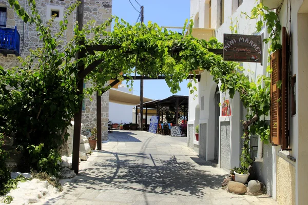 Straat in haven Mandraki dorp op Nisyros eiland — Stockfoto