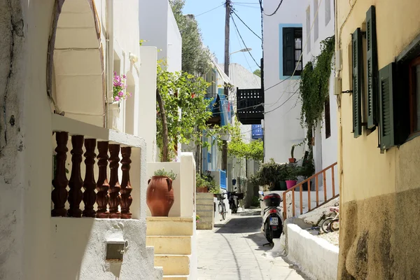 Smalle straat van Mandraki village op Nisyros eiland — Stockfoto