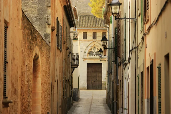 Szűk utcában a Alcudia, Mallorca, Spanyolország — Stock Fotó