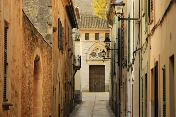 Úzká ulice v Alcudii, Mallorca, Španělsko Stock Fotografie