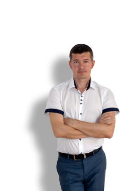 Closeup sunar (promosyon, iyi bir anlaşma, iyi bir teklif kavramı) reklam için boş alan ile sunan mutlu gülümseyen adam