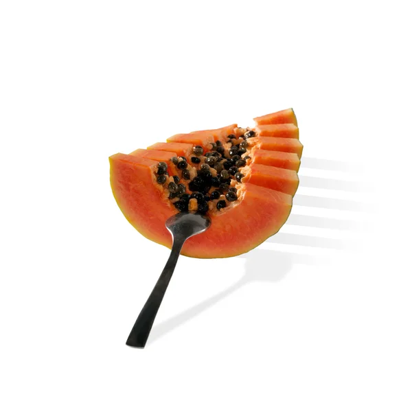 Beyaz izole kaşık ile taze olgun papaya dilimleri. 