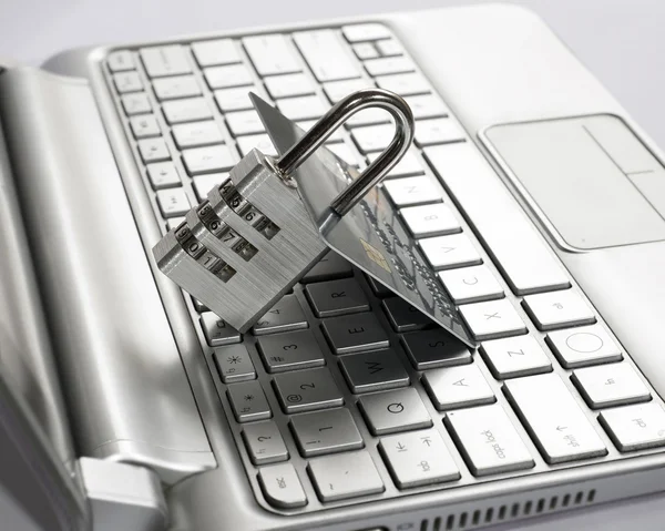 Internet Ödemeler güvenlik (güvenli işlem) kavramı. Kredi kartı, asma kilit, klavye. Veri şifreleme, perakende Internet satış, modern iş kavramı. 