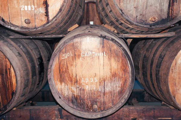 Oude wijn vaten in de kelder van de wijn, het eiland Madeira, Portugal. — Stockfoto