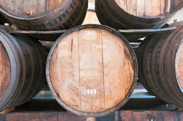 Vieux tonneaux de vin dans la cave, île de Madère, Portugal . — Photo