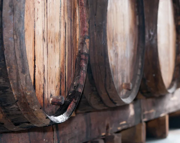 Vieux tonneaux de vin dans la cave à vin, île de Madère . — Photo