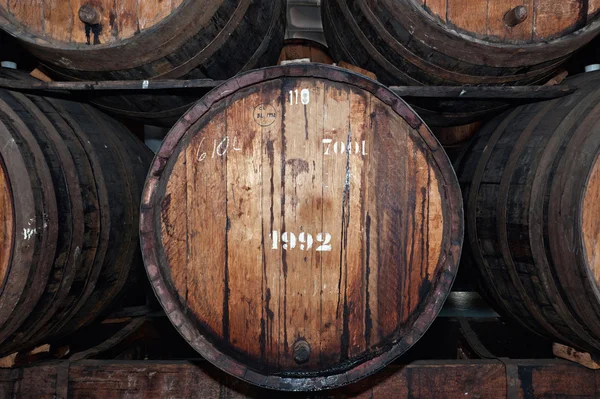 Vieux tonneaux de vin dans la cave à vin, île de Madère . — Photo