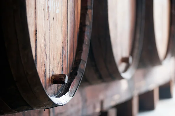 Vieux tonneaux de vin dans la cave à vin, île de Madère . — Photo