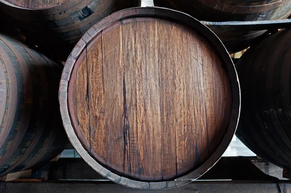 Vieux tonneaux de vin dans la cave à vin, île de Madère . — Photo