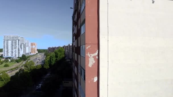 Vista de un edificio residencial abandonado de la ciudad interior — Vídeo de stock