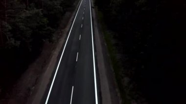 Yeşil Orman 'ın ortasında, iki şeritli bir yolun yukarısında.