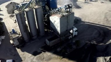 Yol yapımı için modern bir fabrikada karıştırma ünitesi