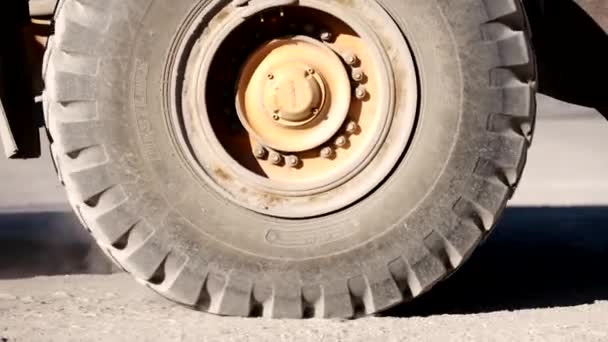 Primer plano de una enorme rueda amarilla de un cargador moviéndose hacia adelante — Vídeo de stock