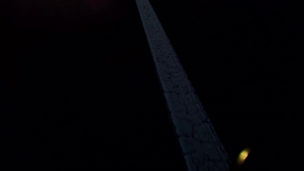 Incline-se tiro de condução em uma estrada vazia Tarmac durante o pôr do sol — Vídeo de Stock