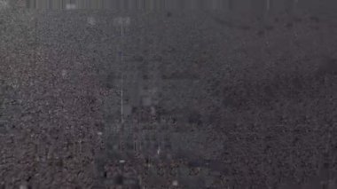 Gün batımında asfalt bir yolda sürerken çekilen eğik çekim