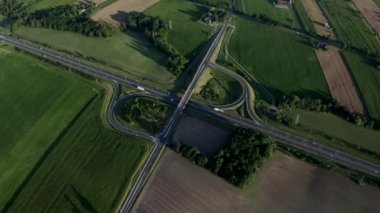 Çok Katlı Kavşak Yolu 'nun yukarısındaki Eğimli Çekim Uçuşu 