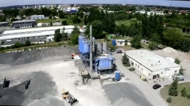 Yolların inşası için modern bir fabrikanın sanayi bölgesi