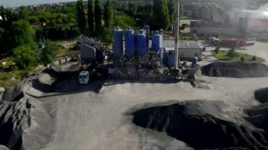 Yolların inşası için modern bir fabrikanın sanayi bölgesi