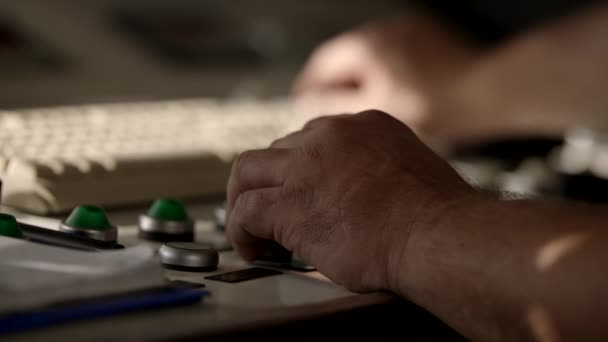 Primo piano colpo di pulsanti a mano dei lavoratori industriali in fabbrica — Video Stock