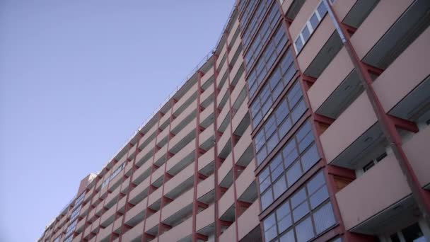 Veduta di un edificio residenziale abbandonato all'interno della città — Video Stock