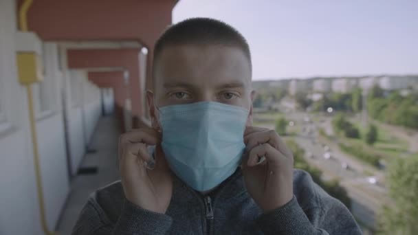 Slow Motion: Jonge blanke man doet zijn gezichtsmasker af in een binnenstad — Stockvideo