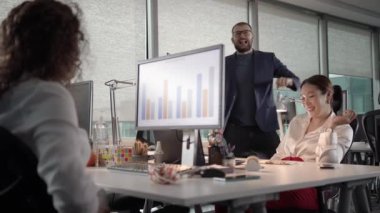 Genç Profesyonellerden oluşan küçük bir ekip geç saatlere kadar çalışırken şakalaşıyor.